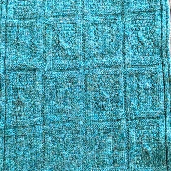 $5 Item! Long Rich Green Square Pattern Knit Scarf - Picture 3 of 7